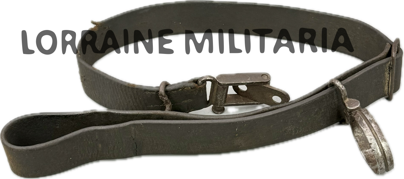 militaria : BRETELLE REGLEMENTAIRE ALLEMANDE POUR GEWEHR 1898 EN CUIR COMPLETE IMPACTÉE