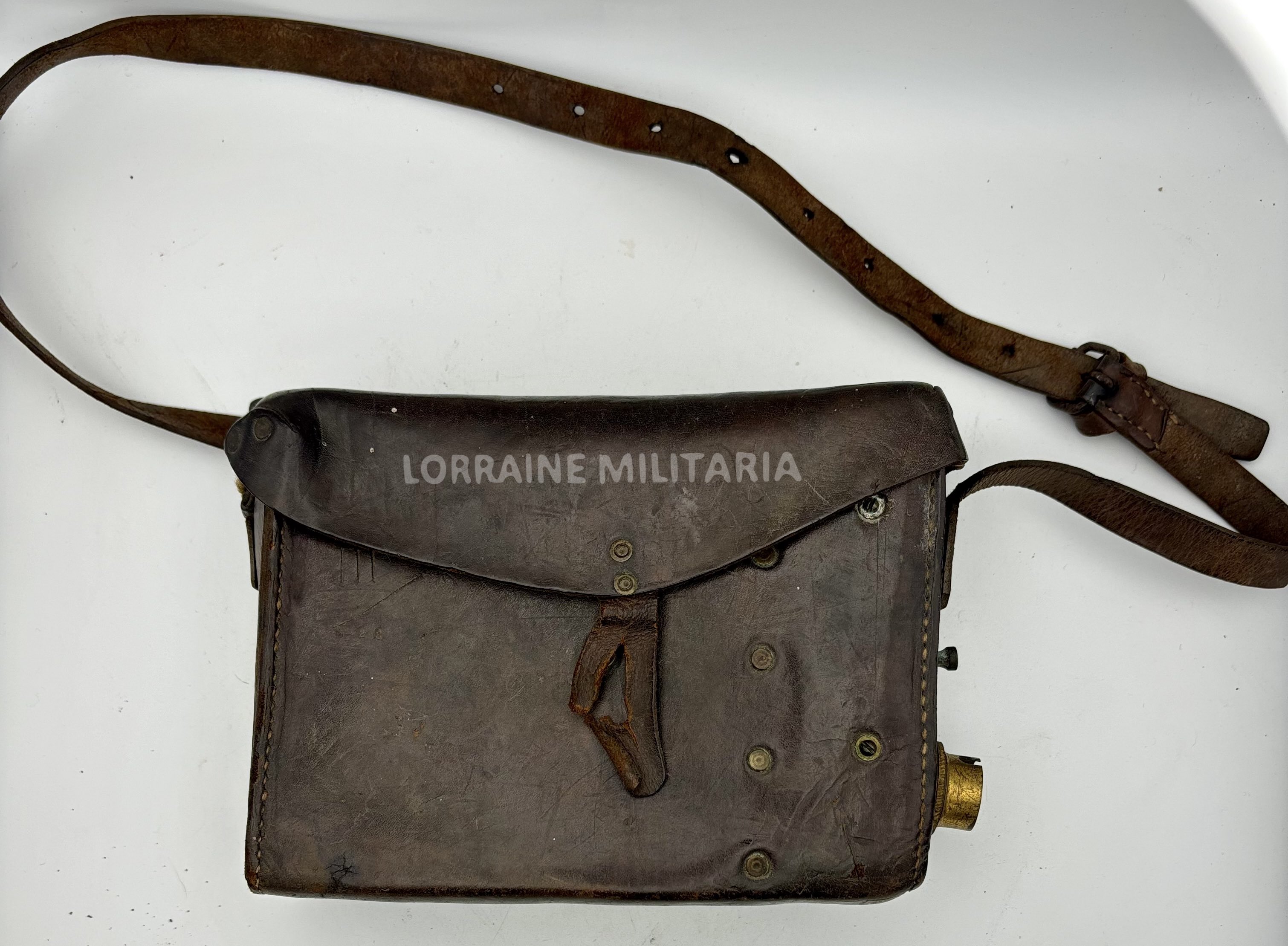 militaria : ETUI CUIR POUR PILES ET MANIPULATEUR LAMPE DE SIGNALISATION DE 14 CM