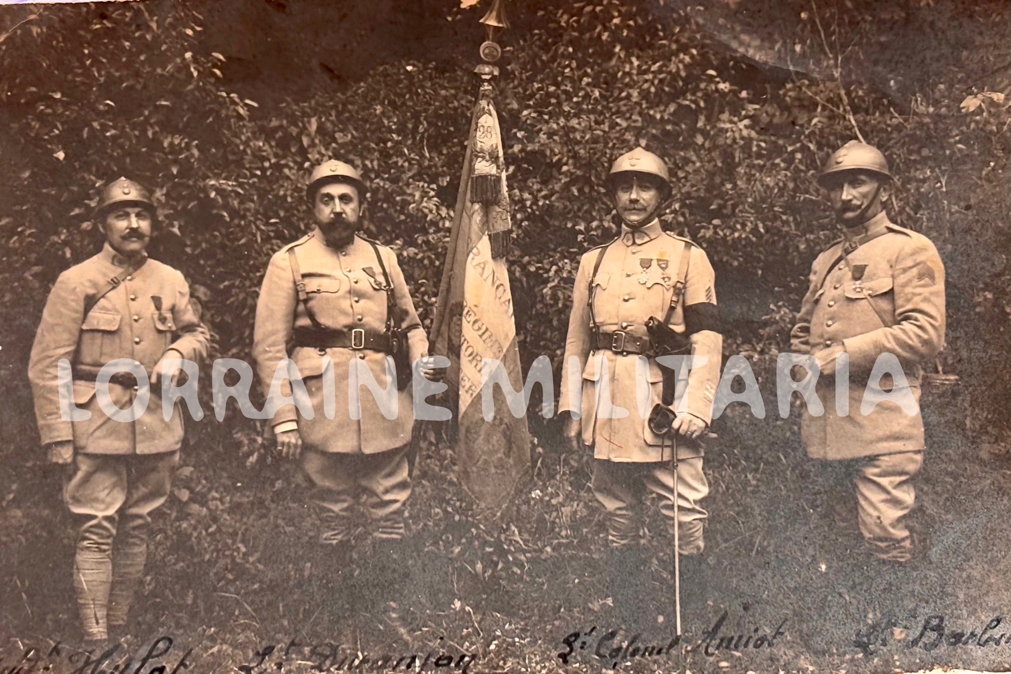 militaria : PHOTO DU DRAPEAU DU 28ème REGIMENT D'INFANTERIE TERRITORIALE 1918